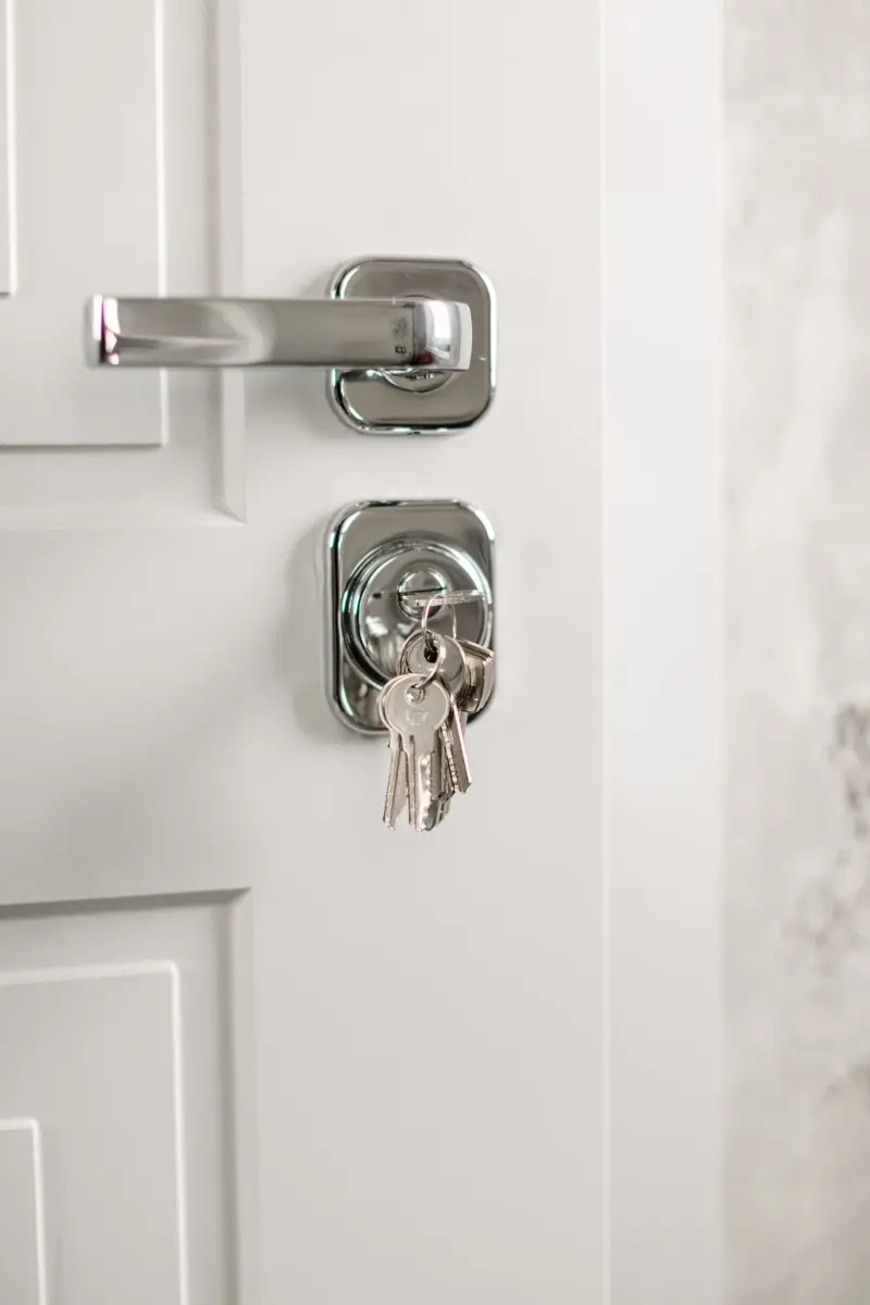 Clés dans une serrure de porte