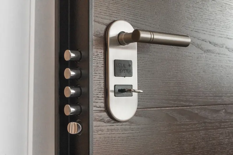 Porte avec serrure multipoints